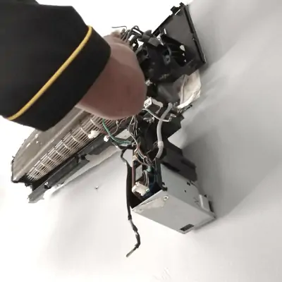 ช่างสยามเจริญแอร์กำลังซ่อมแอร์