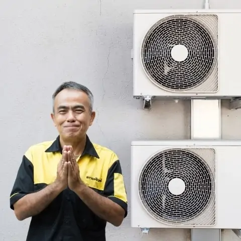 พนักงานสยามเจริญแอร์ พนมมือไหว้ มีแอร์อยู่ด้านหลัง